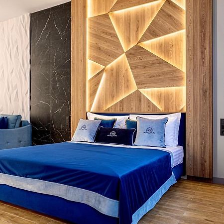 Central Family Boutique Apartments 2 Lviv Bagian luar foto