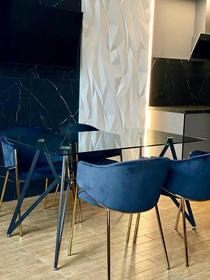 Central Family Boutique Apartments 2 Lviv Bagian luar foto