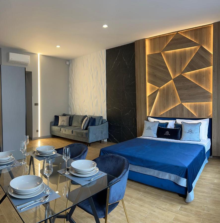Central Family Boutique Apartments 2 Lviv Bagian luar foto