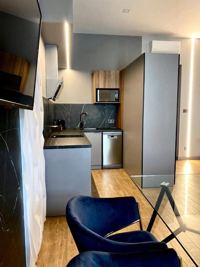 Central Family Boutique Apartments 2 Lviv Bagian luar foto