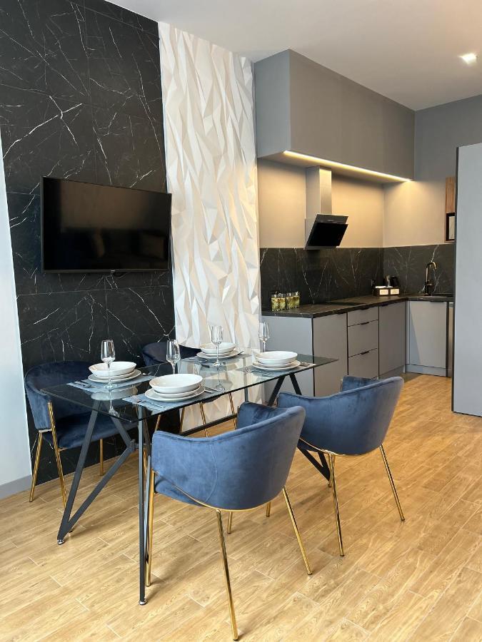 Central Family Boutique Apartments 2 Lviv Bagian luar foto