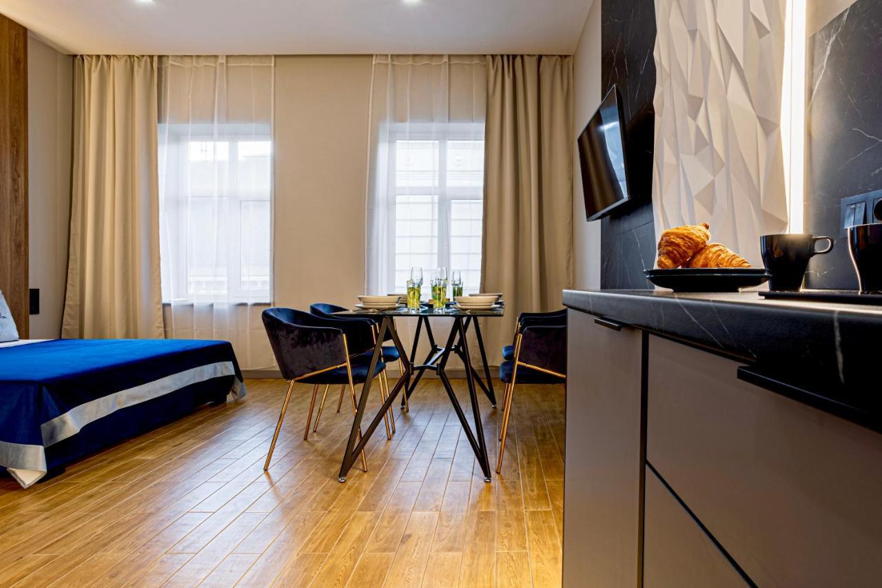 Central Family Boutique Apartments 2 Lviv Bagian luar foto