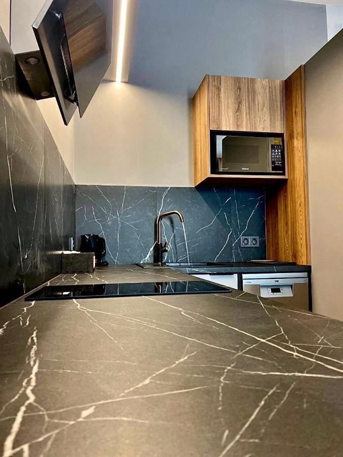 Central Family Boutique Apartments 2 Lviv Bagian luar foto