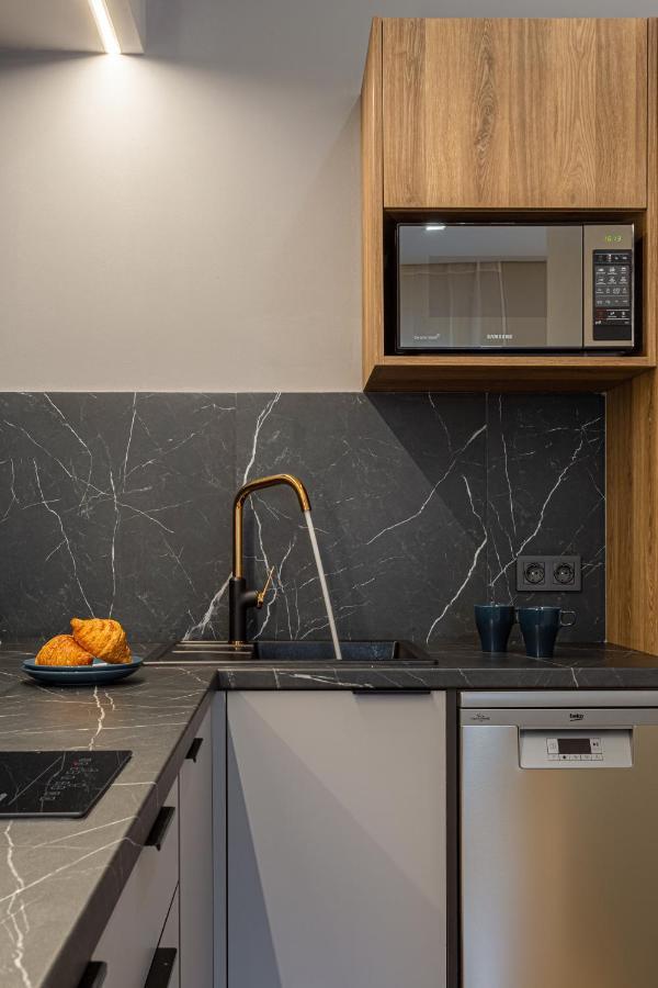 Central Family Boutique Apartments 2 Lviv Bagian luar foto