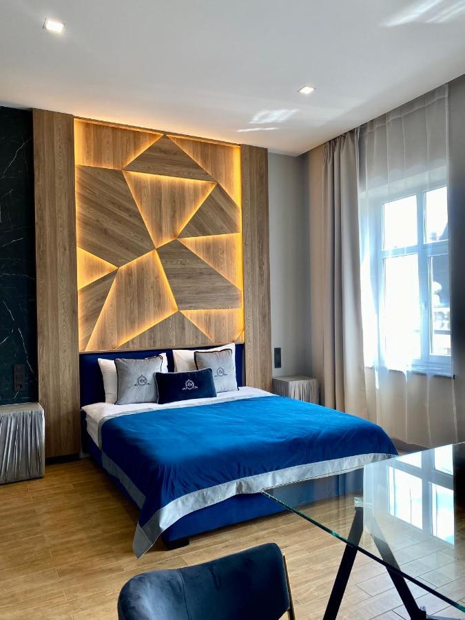 Central Family Boutique Apartments 2 Lviv Bagian luar foto